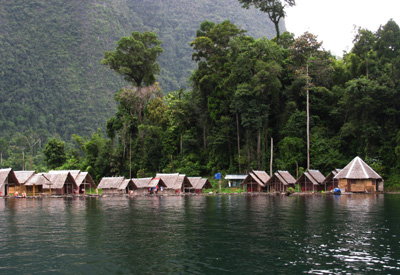 Sdostasien, Thailand: Metropolen, Dschungel und Palmenstrnde - schwimmende Htten auf dem Ratchaphrapha-See